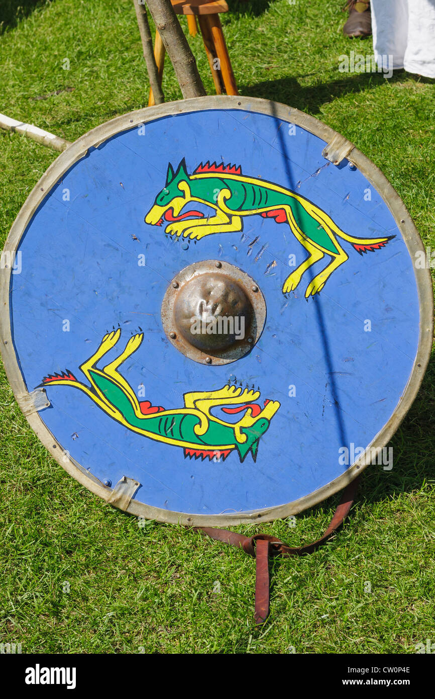 Au début de la réplique en bois médiévale et bouclier de cuir avec la couleur bleue et motif loup Banque D'Images