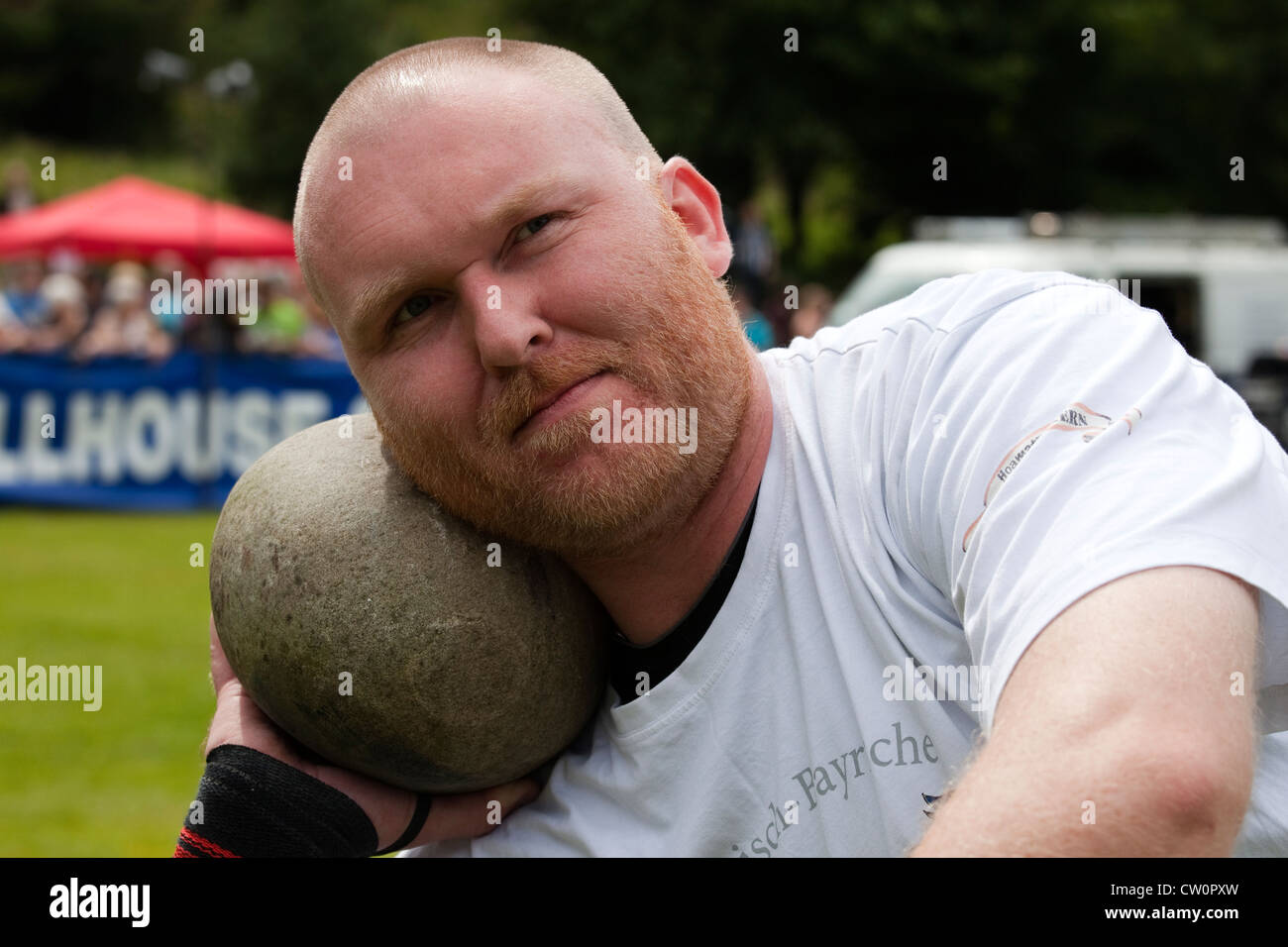 John Neill concurrentes dans les Jeux des Highlands et jeter la pierre à Dundonald Highland Games, Ayrshire, Scotland, UK Banque D'Images