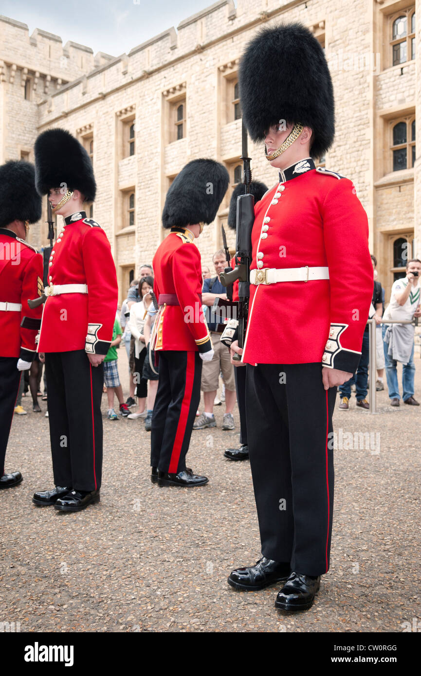 Les gardes écossais royaux sont inspectés par leurs officiers supérieurs  lors du changement de la garde. Tour de Londres Royaume-Uni Photo Stock -  Alamy