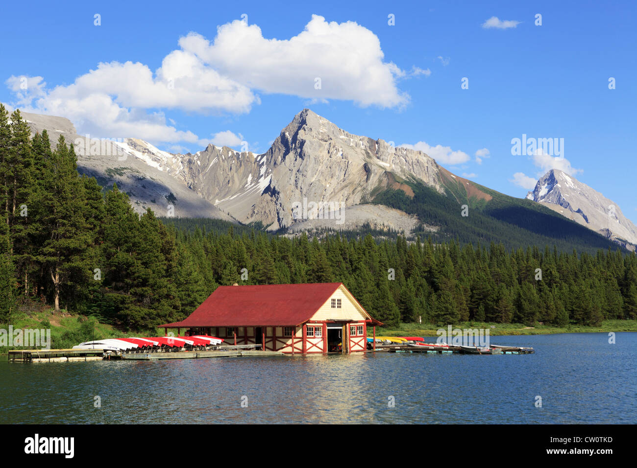 Maison Bateau sur un lac de montagne au Canada Banque D'Images