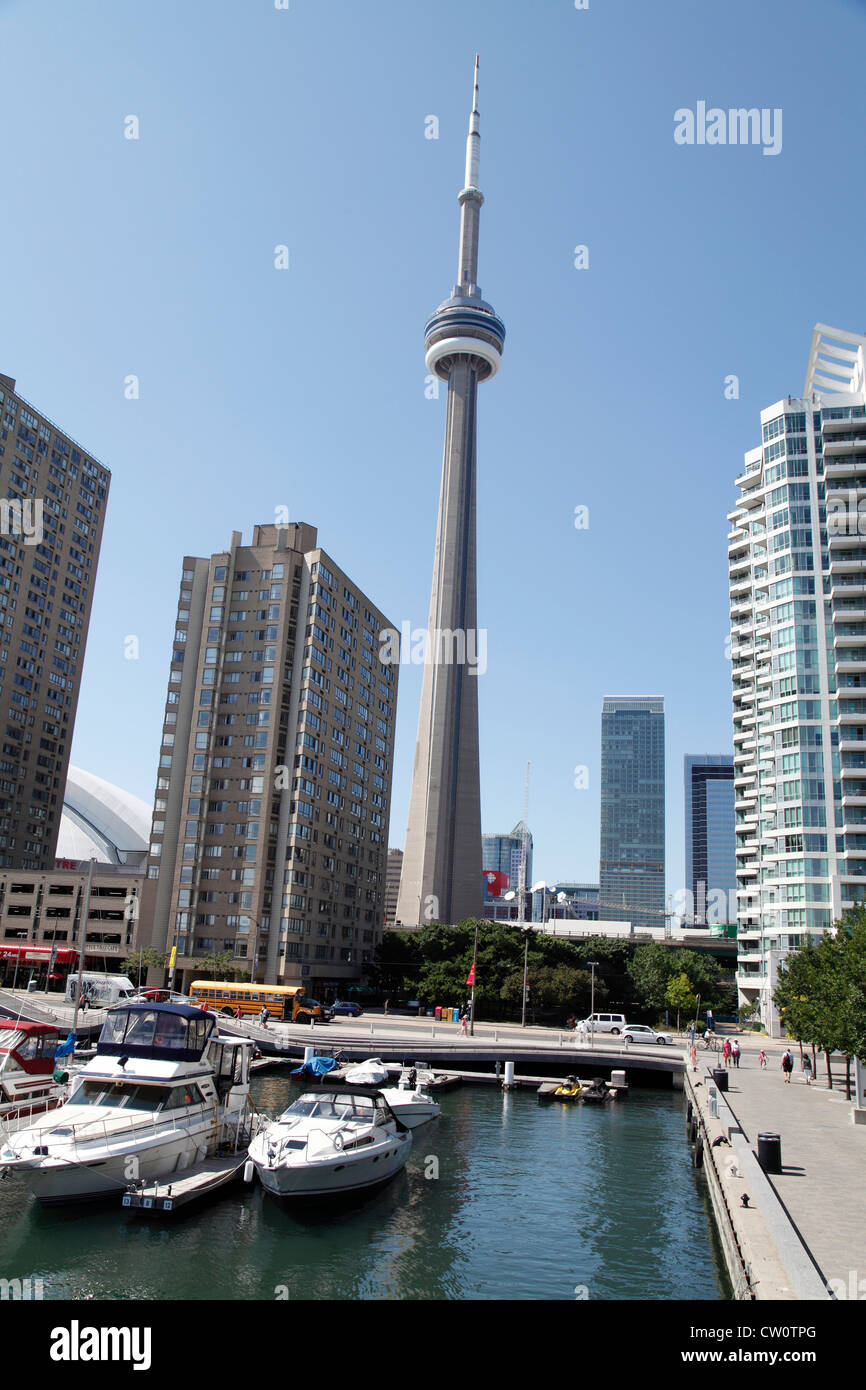 Tour CN vu depuis le sentier riverain de Toronto Banque D'Images