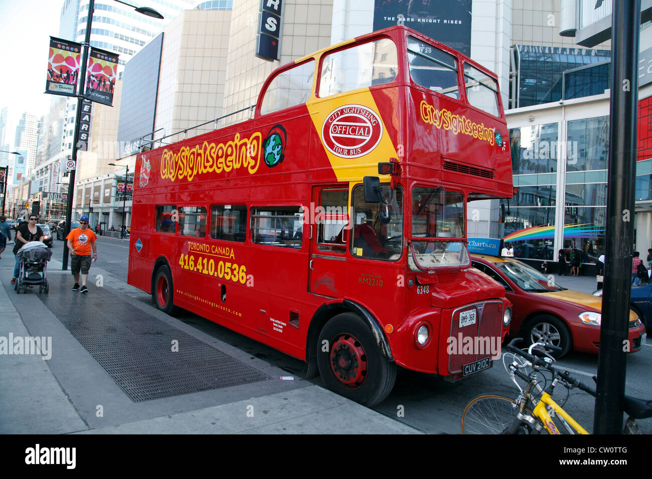 Toronto, juin 2012, le bus à impériale britannique Hop On Hop Off Arrêt en dehors de la visite guidée du Centre Eaton à Toronto Banque D'Images