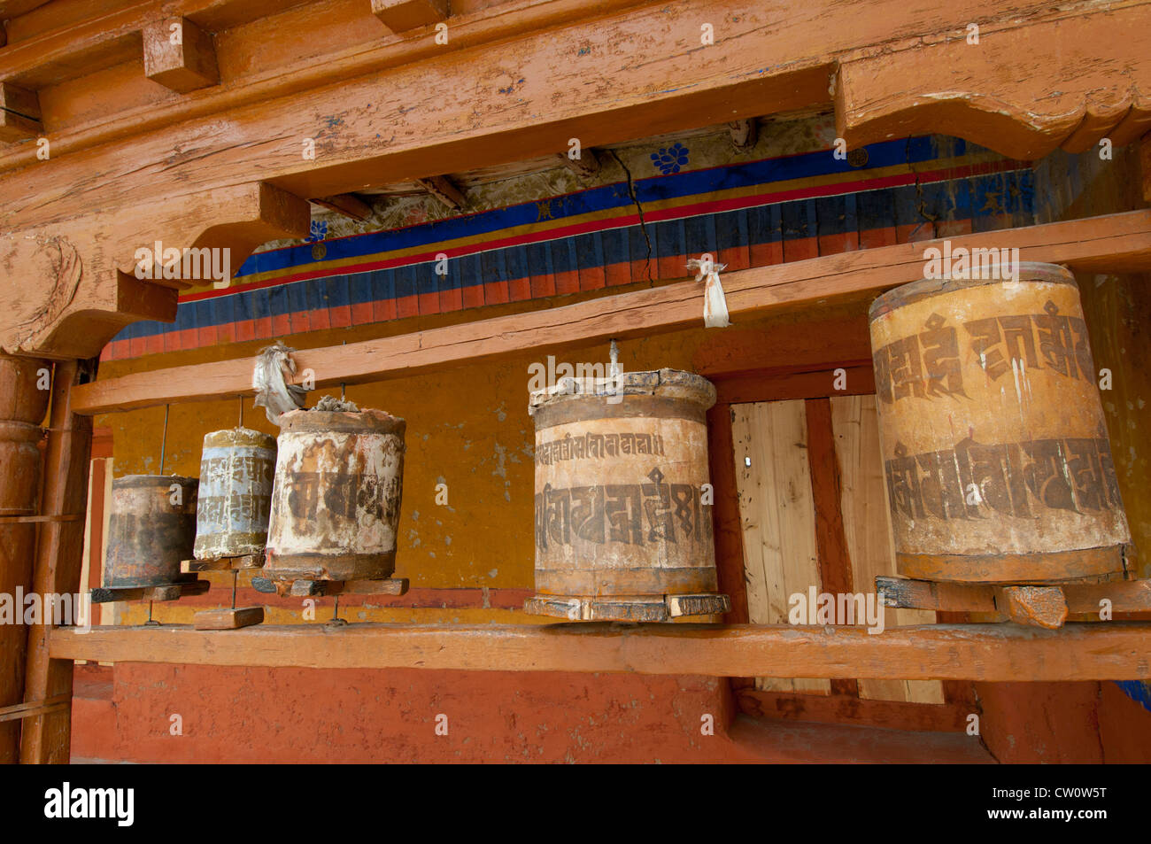 Niche en bois sculpté décoré de roues de prière à Likir monastère dans le village de Likir au Ladakh, Inde. Banque D'Images