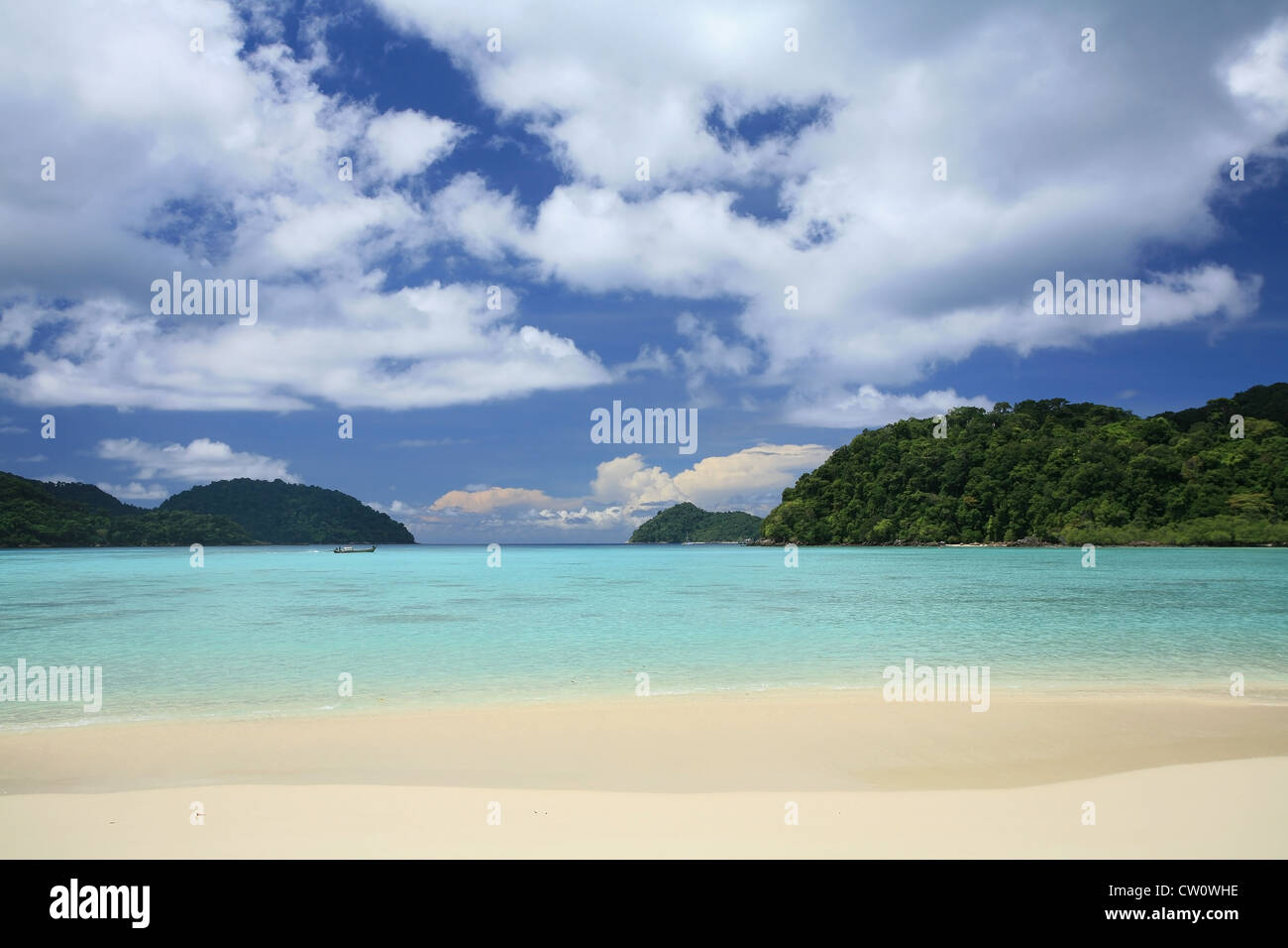 Scenic tropical à longue queue tout en bateau naviguant sur la mer transparente avec ciel bleu à Surin national park, Thaïlande Banque D'Images