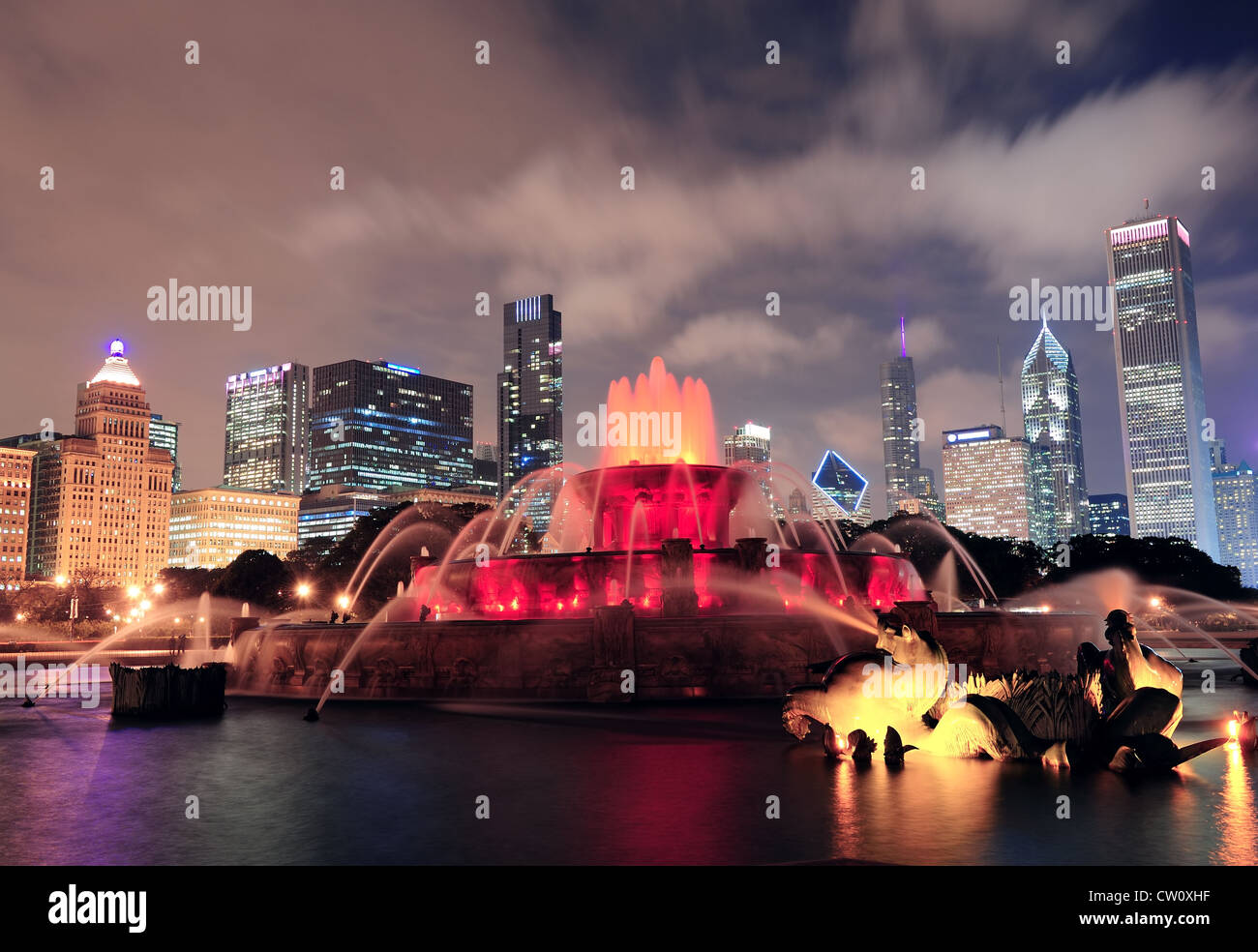 Horizon de Chicago avec des gratte-ciel et fontaine de Buckingham dans Grant Park dans la nuit éclairée par des lumières colorées. Banque D'Images