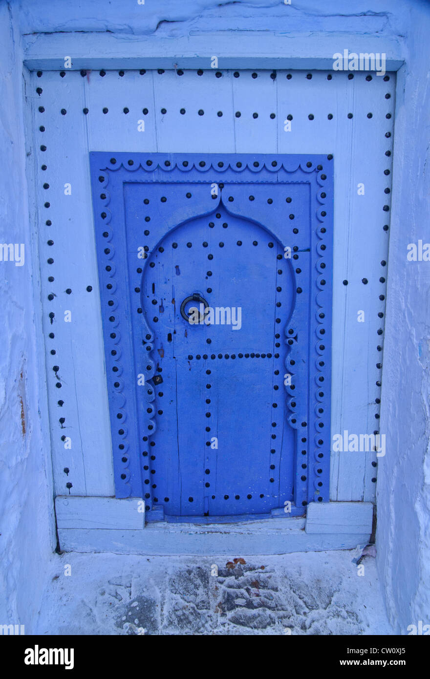 L'atmosphère colorée et portes bleues de Chefchaouen, Maroc Banque D'Images