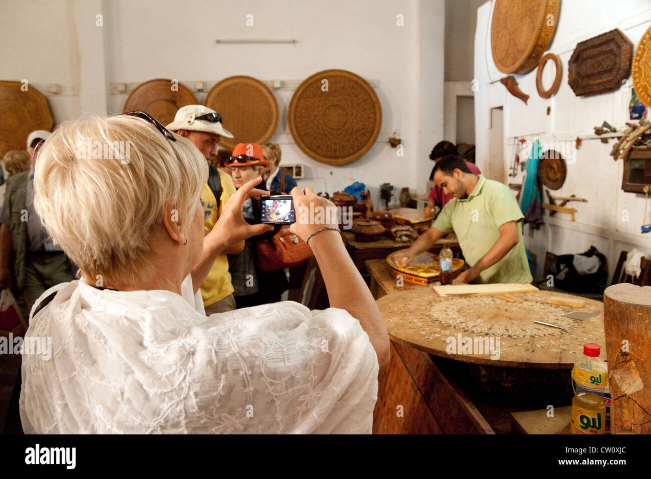 En tourisme d'une photo dans un magasin d'artisanat, Afrique Maroc Essaouira Banque D'Images