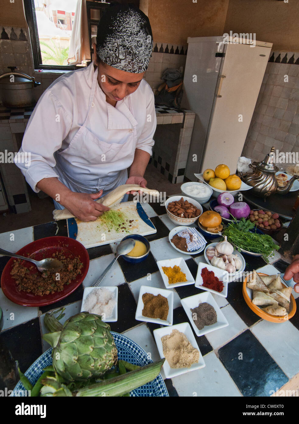 Apprendre à préparer un tajine marocain à Marrakech, Maroc Banque D'Images