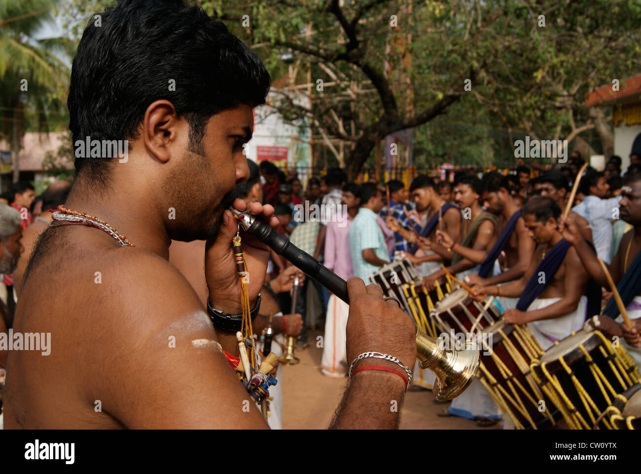 Flûte traditionnelle artiste jouer de la musique en payant chenda melom panchavadyam percussions jouant équipe de formes d'Art Musical Kerala Inde Banque D'Images
