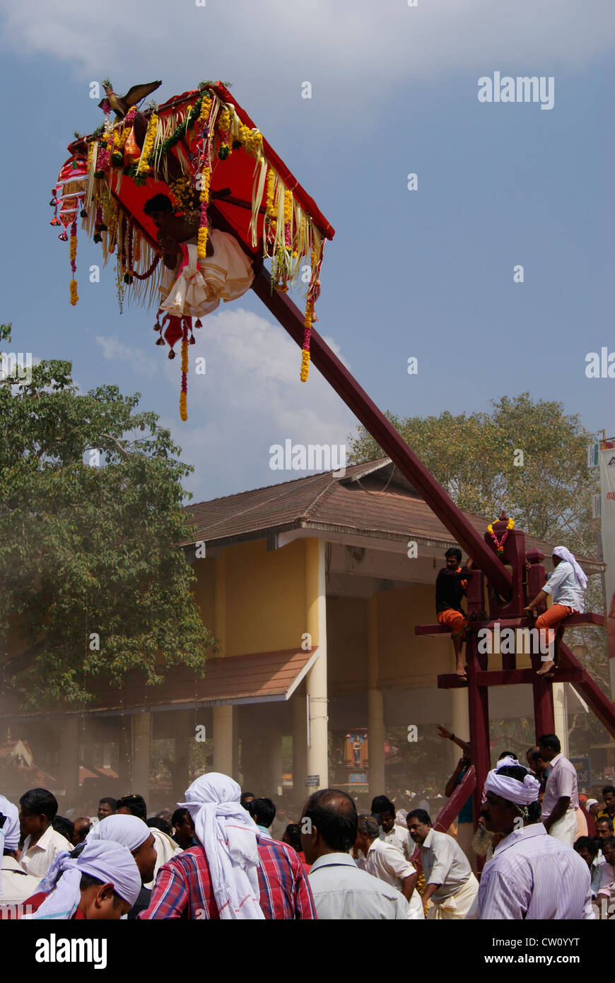 Garudan Thookkam offrant des dévots rituel au Sri Sarkara Devi Kerala Inde.Kite rituels ou oscillante pendaison Eagle Banque D'Images