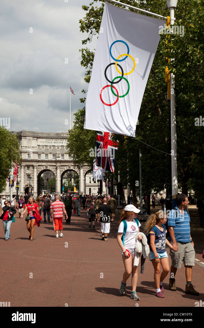 Les gens viennent à Horse Guards Parade et le Mall, qui était à la maison à de nombreux événements au cours de l'Jeux olympiques de 2012 à Londres de 2010 à Londres. Banque D'Images