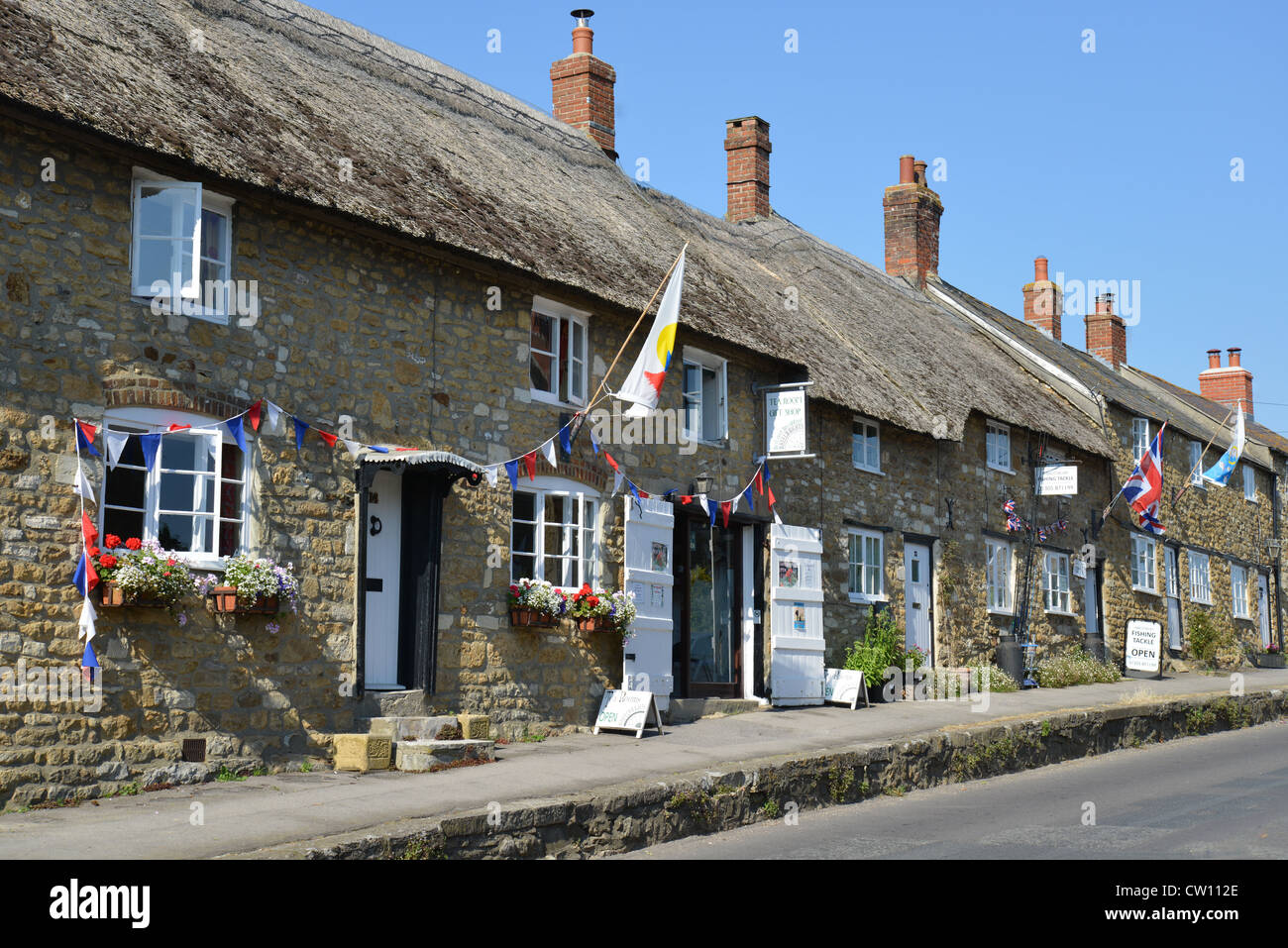 Rangée de cottages avec cadeaux et de café, ligne Rodden, Abbotsbury, Dorset, Angleterre, Royaume-Uni Banque D'Images