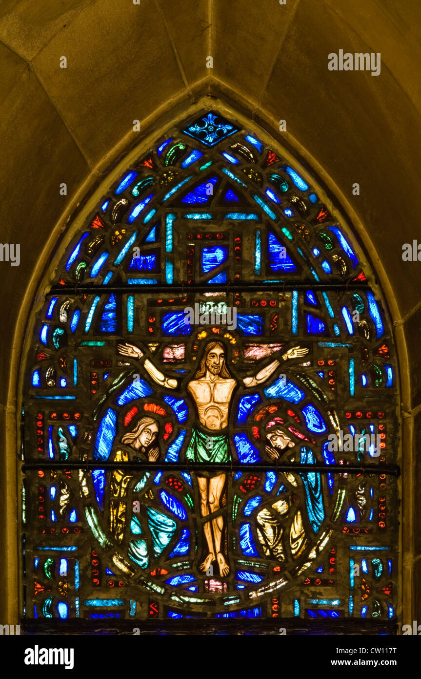 Partie d'un vitrail panneau représentant Jésus Christ sur la croix à Duncan Memorial Chapel à Crestwood, Illinois Banque D'Images