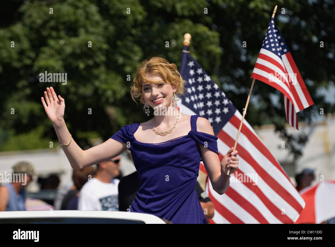 Candidat Queen Waving Flag à Independence Day Parade de New Pekin, Indiana Banque D'Images