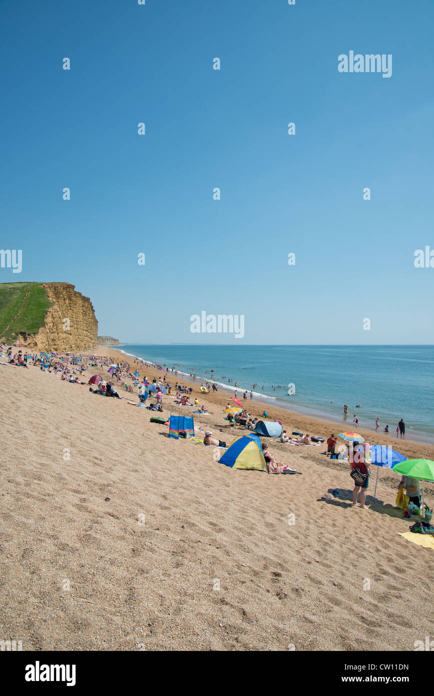 Vue sur la plage et falaises, West Bay, Dorset, Angleterre, Royaume-Uni Banque D'Images