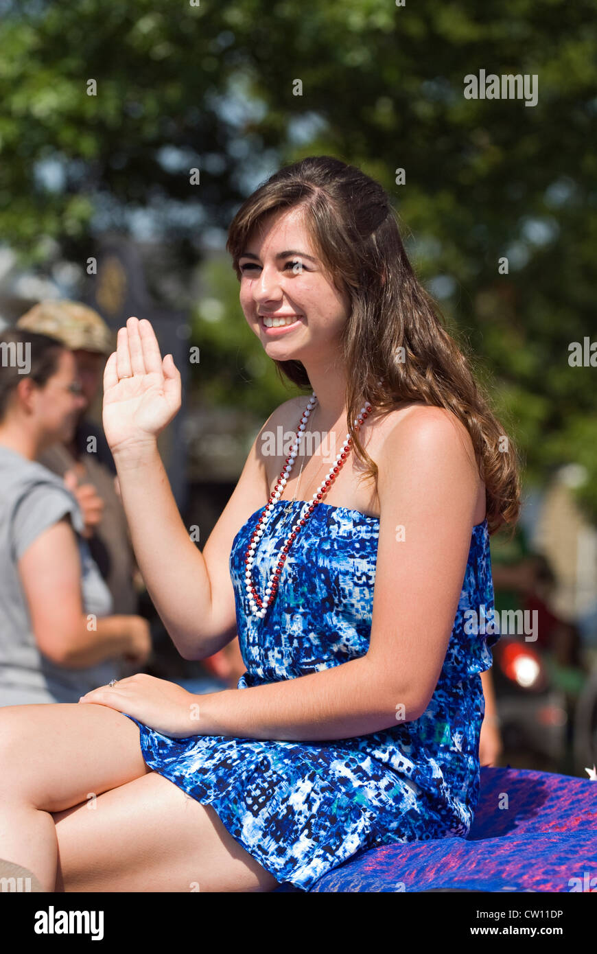 Candidat à la foule en agitant l'indépendance Day Parade de New Pekin, Indiana Banque D'Images