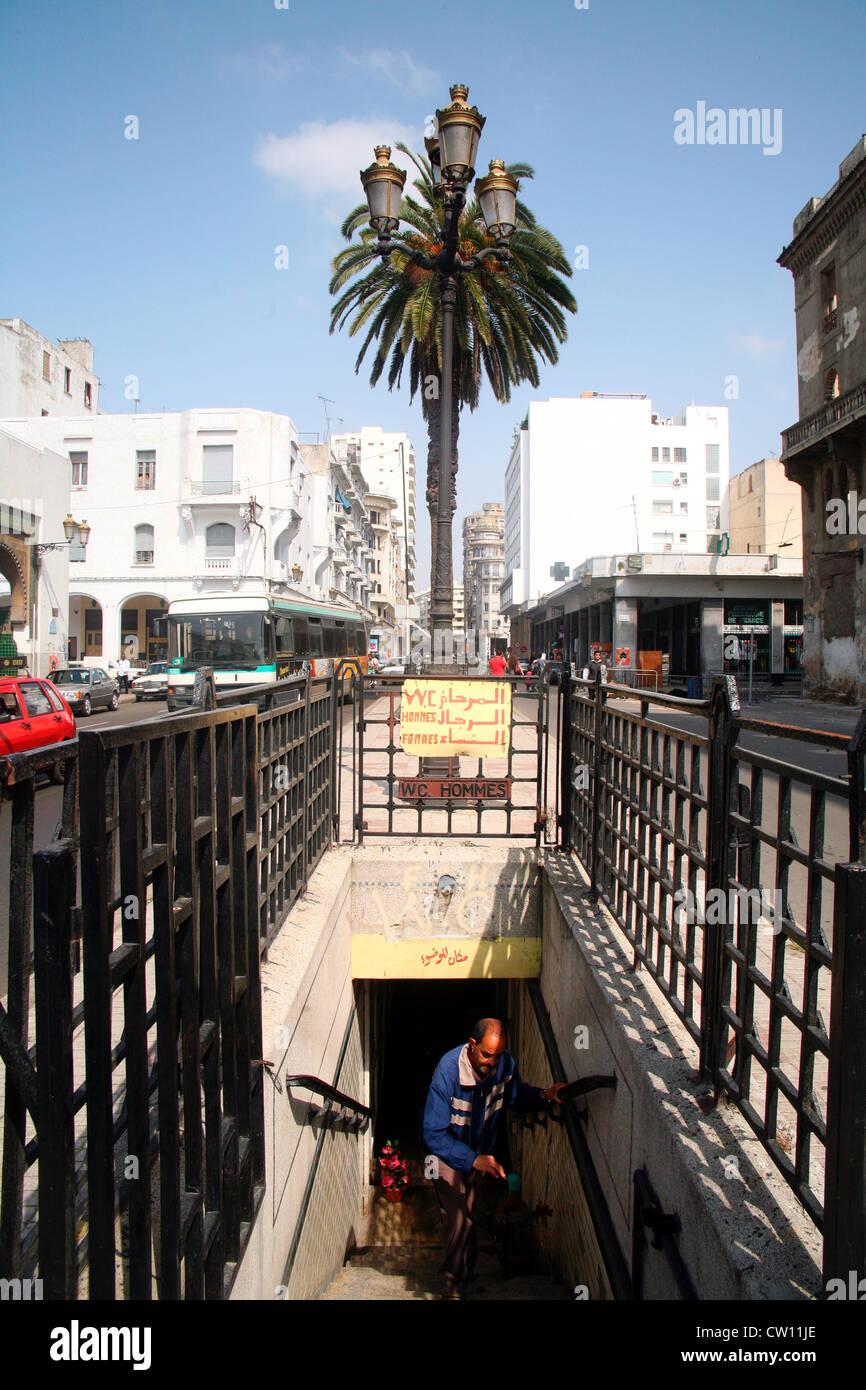 Homme urinoir dans Casablanca Maroc Banque D'Images