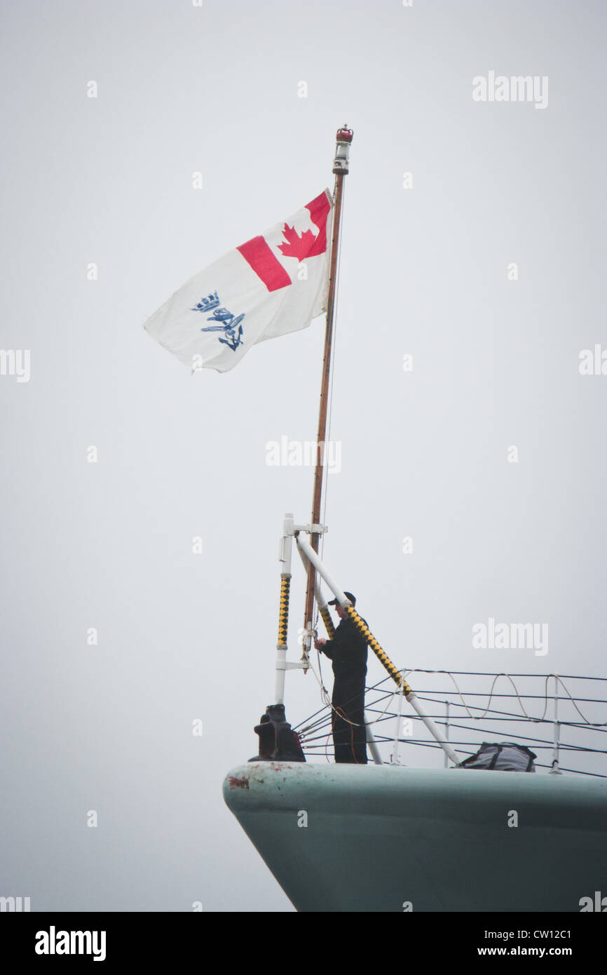 Un marin soulève la prise de la Marine royale canadienne à bord du NCSM Iroquois (DDH 280) à Halifax, Nouvelle-Écosse, Canada. Banque D'Images