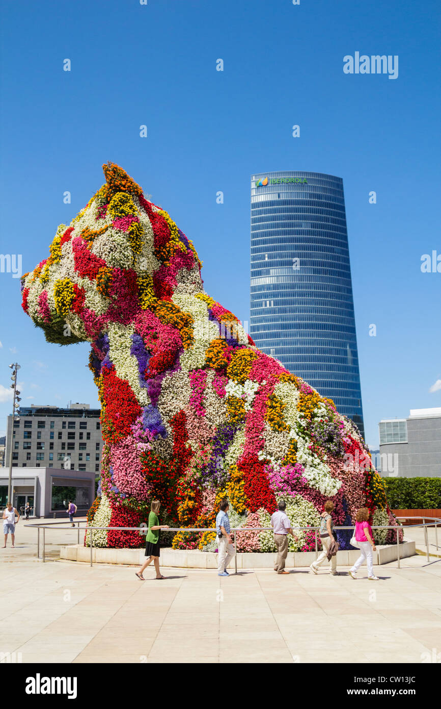 Jeff Koon's sculpture chiot à l'extérieur Musée Guggenheim de Bilbao, Pays Basque, Espagne. Iberdrola building en arrière-plan Banque D'Images