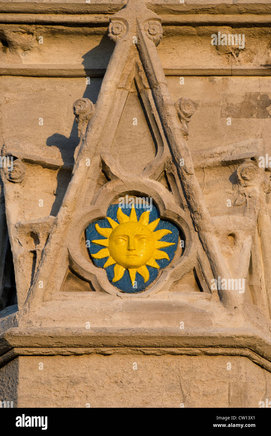 Symbole de soleil , Banbury Cross, tôt le matin la lumière. Oxfordshire, Angleterre Banque D'Images