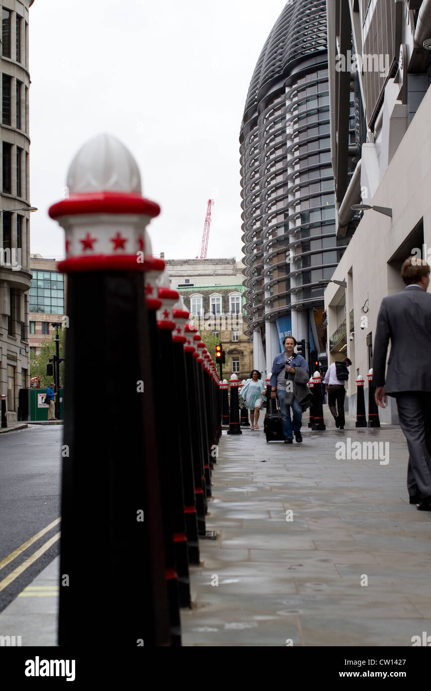 Le Walbrook Building dans la City de Londres, abritant les bureaux de Vanguard Asset Management et Worldpay, avec des bornes de sécurité le long de la rue, capturant un mélange d'architecture moderne, de services financiers et d'infrastructures urbaines dans le quartier des affaires de Londres Banque D'Images