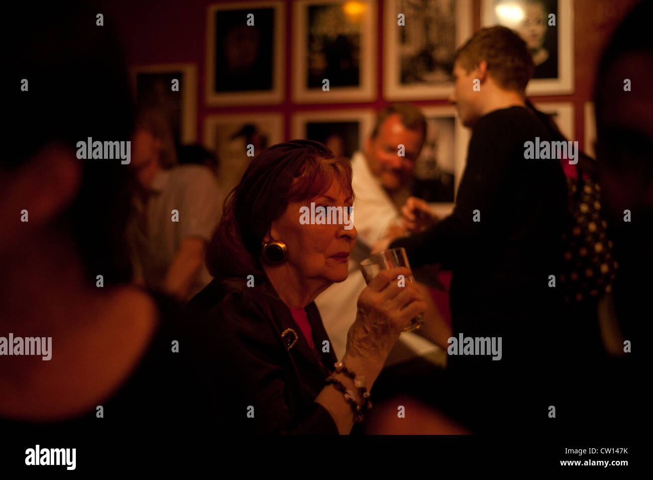 Manchester, Angleterre - 4 août 2012 : a senior woman sirote son verre tout en écoutant de la musique live au bar Matt & Phreds Banque D'Images