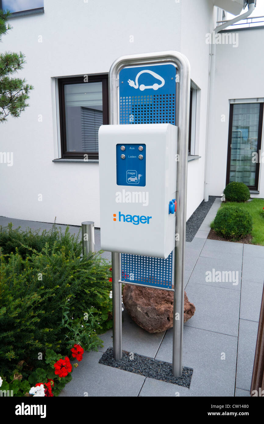 Gare pour charger la voiture électrique moderne à haut rendement énergétique maison familiale en Allemagne Banque D'Images