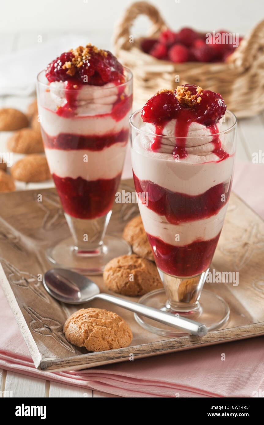 Syllabub framboise et crème dessert de fruits Banque D'Images