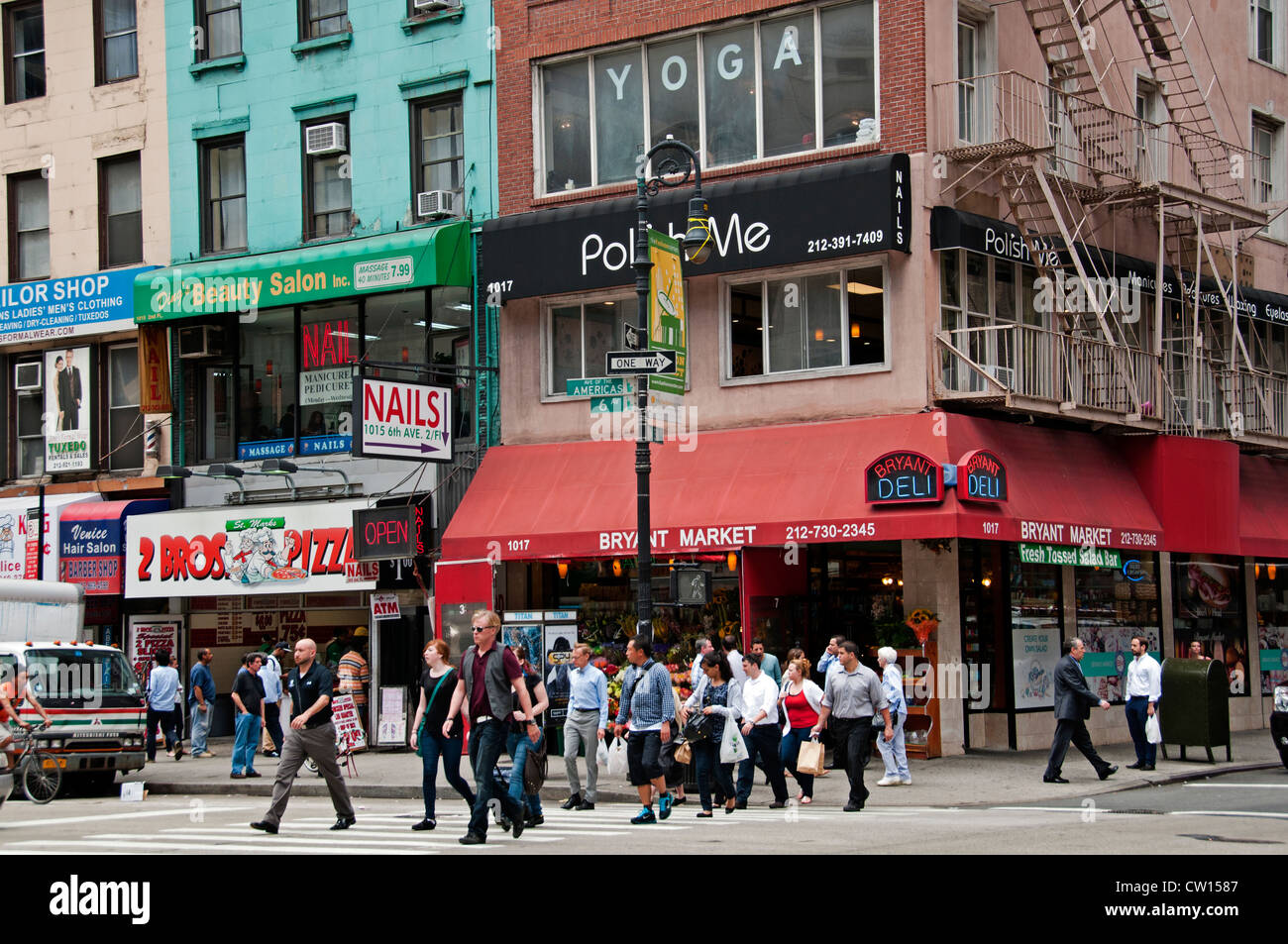 Bryant Park Avenue of the Americas - 6th Avenue Manhattan New York City États-Unis d'Amérique Banque D'Images