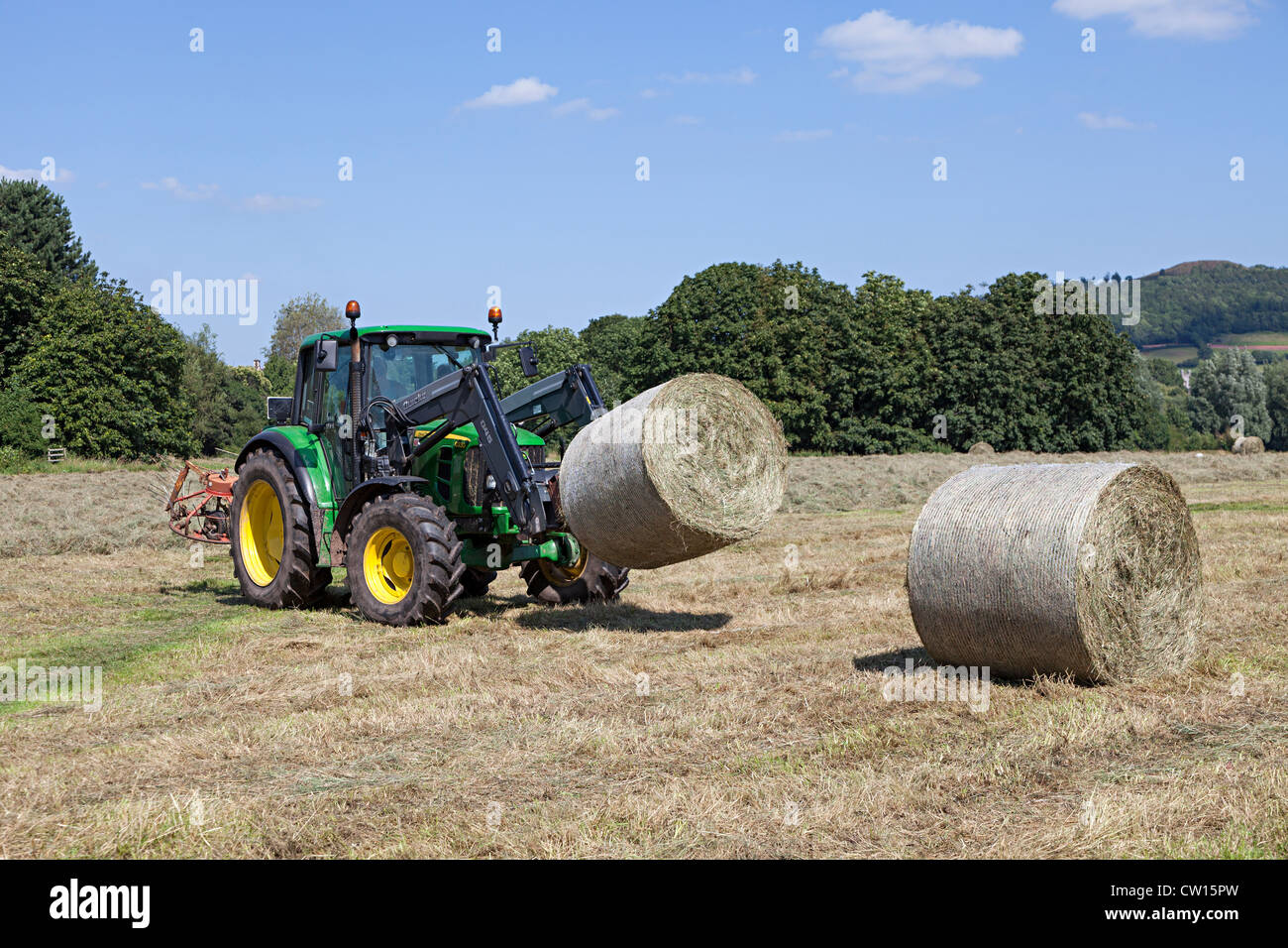 Le transport du tracteur foin en balles, Château de prés, Galles, Royaume-Uni Banque D'Images