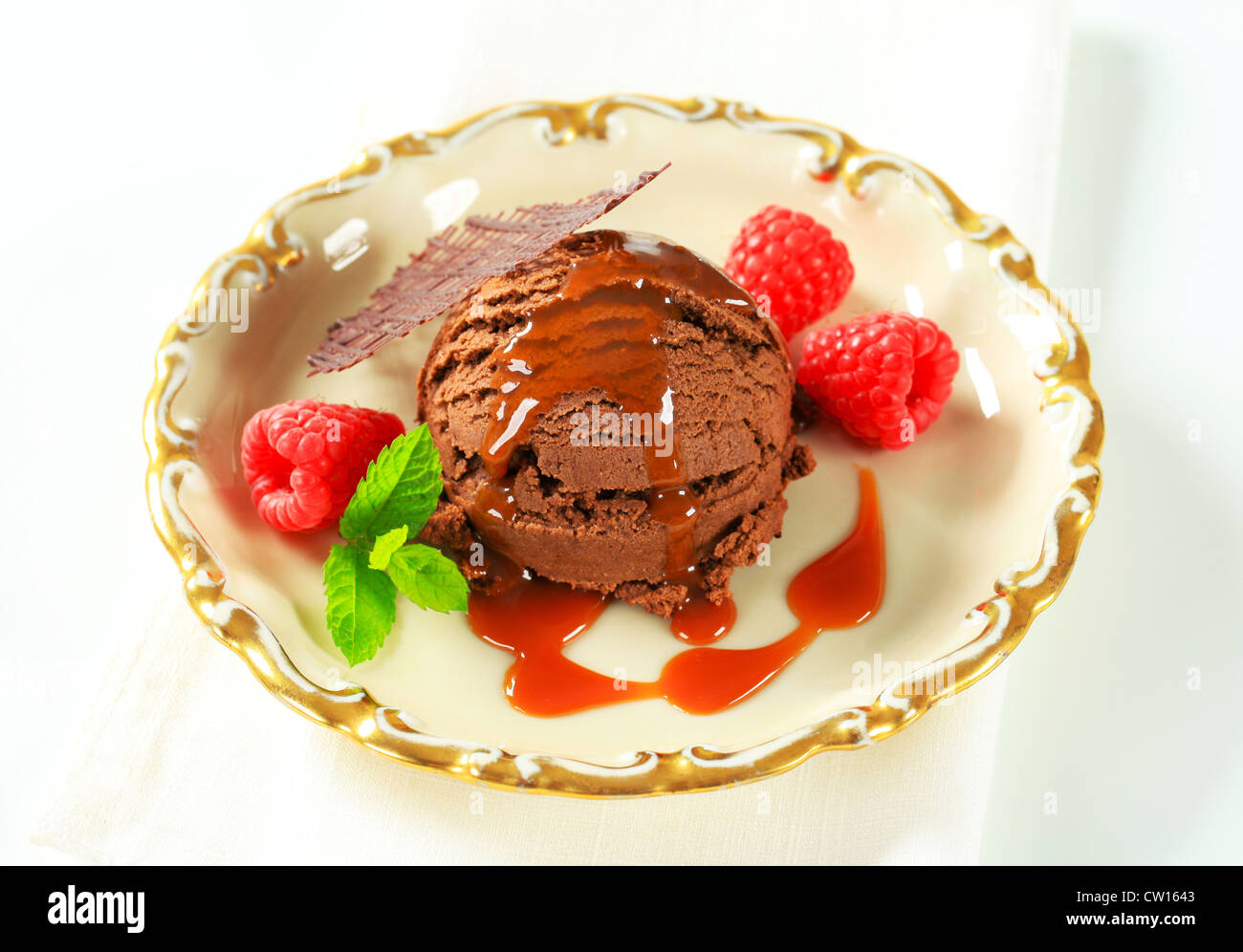 Boule De Glace Au Chocolat Avec Sauce Au Caramel Et Framboises Photo Stock Alamy Boule De Glace Au Chocolat Avec Sauce Au Caramel Et Framboises Photo Stock Alamy