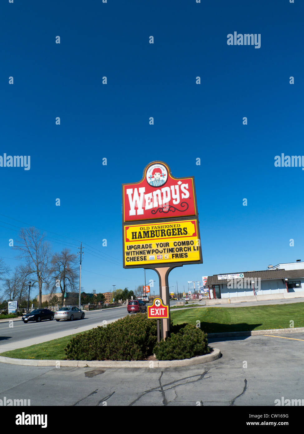 Les panneaux publicitaires pour Wendy's fast food hamburger restaurant shake à Fort Erie, Ontario, Canada Kathy DEWITT Banque D'Images