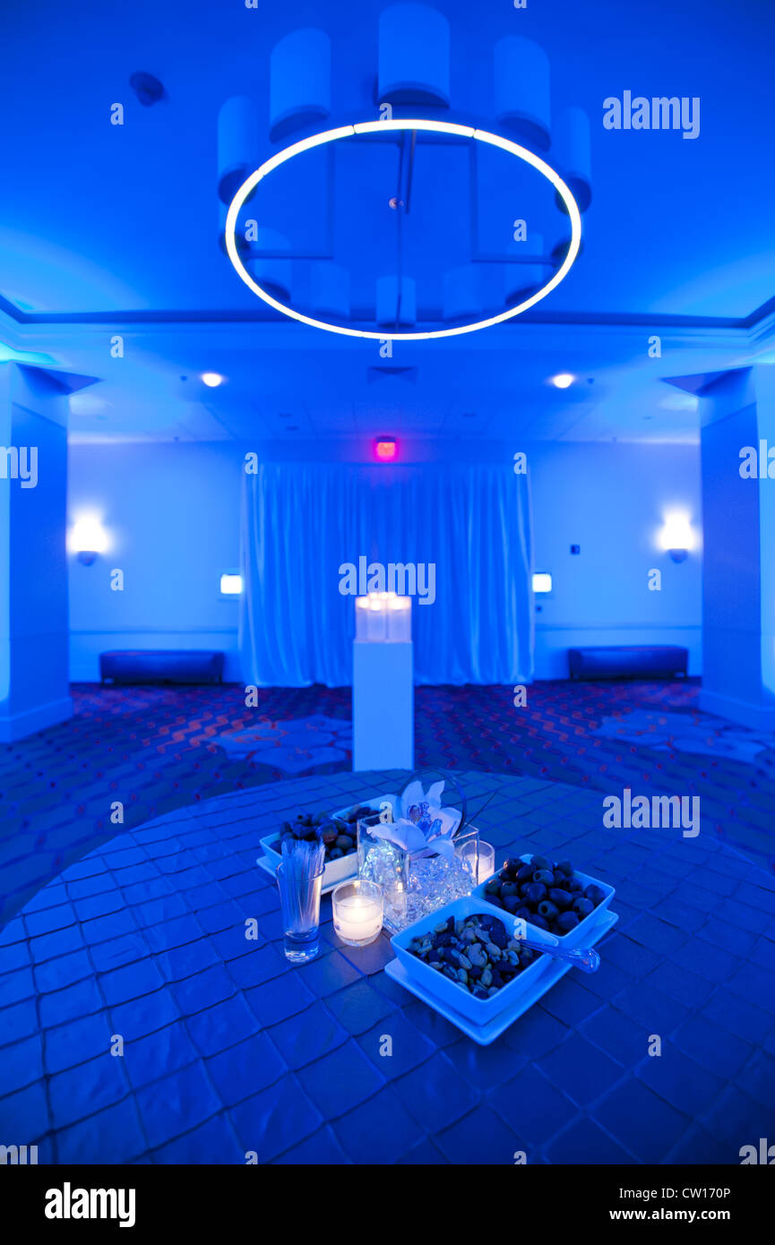 Chambre décorée avec des couleurs bleu et centre de table pour l'événement Banque D'Images