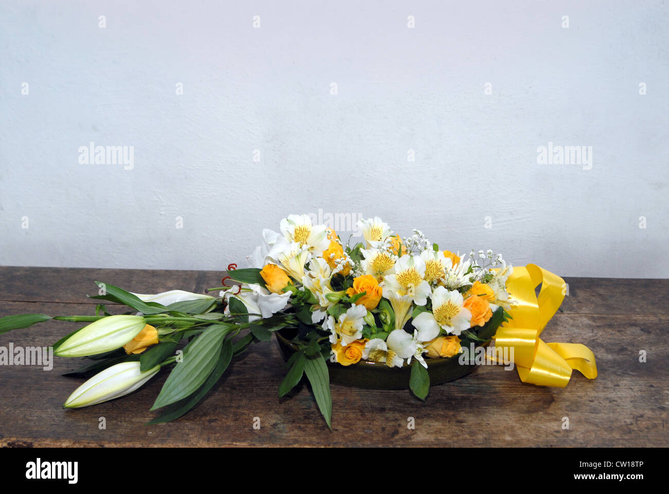 Un bouquet de fleurs jaune/or Selworthy en Église, Somerset, UK l'église pour une célébration de mariage. Banque D'Images