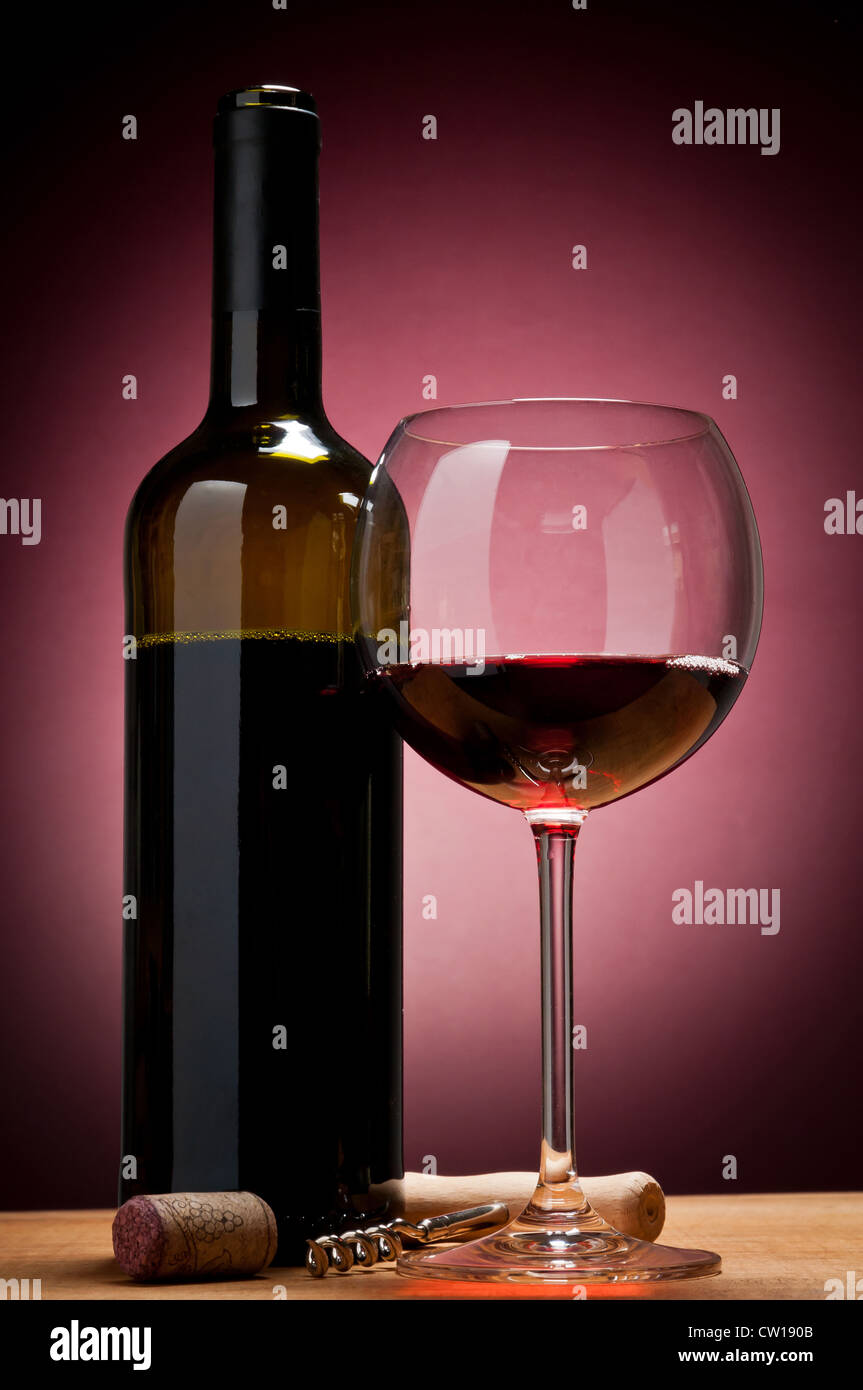 Vin rouge dégustation avec verre, bouteille, bouchon et tire-bouchon Banque D'Images