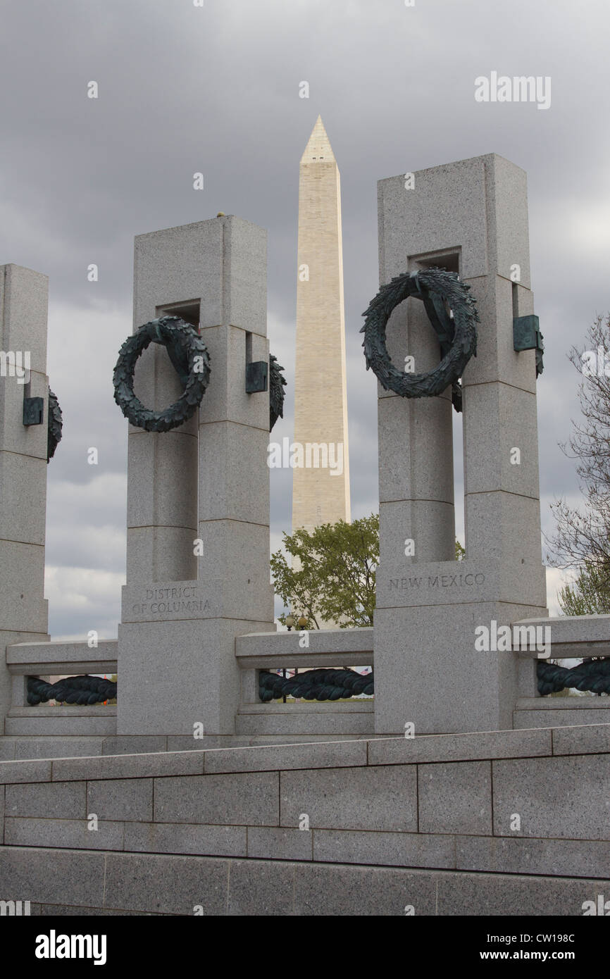 WWII Memorial et le Washington Monument Banque D'Images