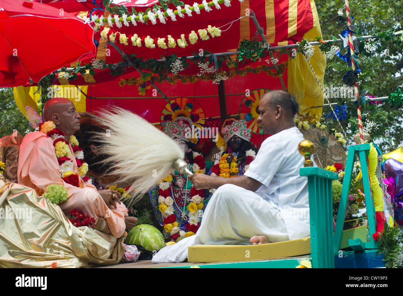 Hare Krishna Un practioner fans une statue de seigneur Jaqannatha (Ratha Yatra) Banque D'Images