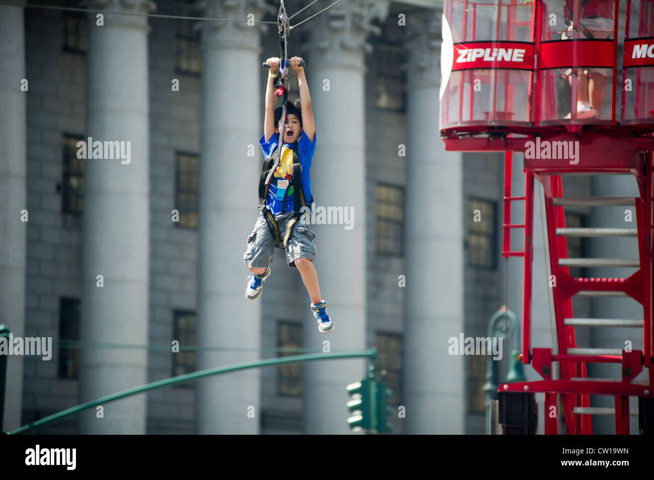 Les participants à la 5e édition de New York rues d'été à New York ride un zip line à la place de la halte de Foley Banque D'Images