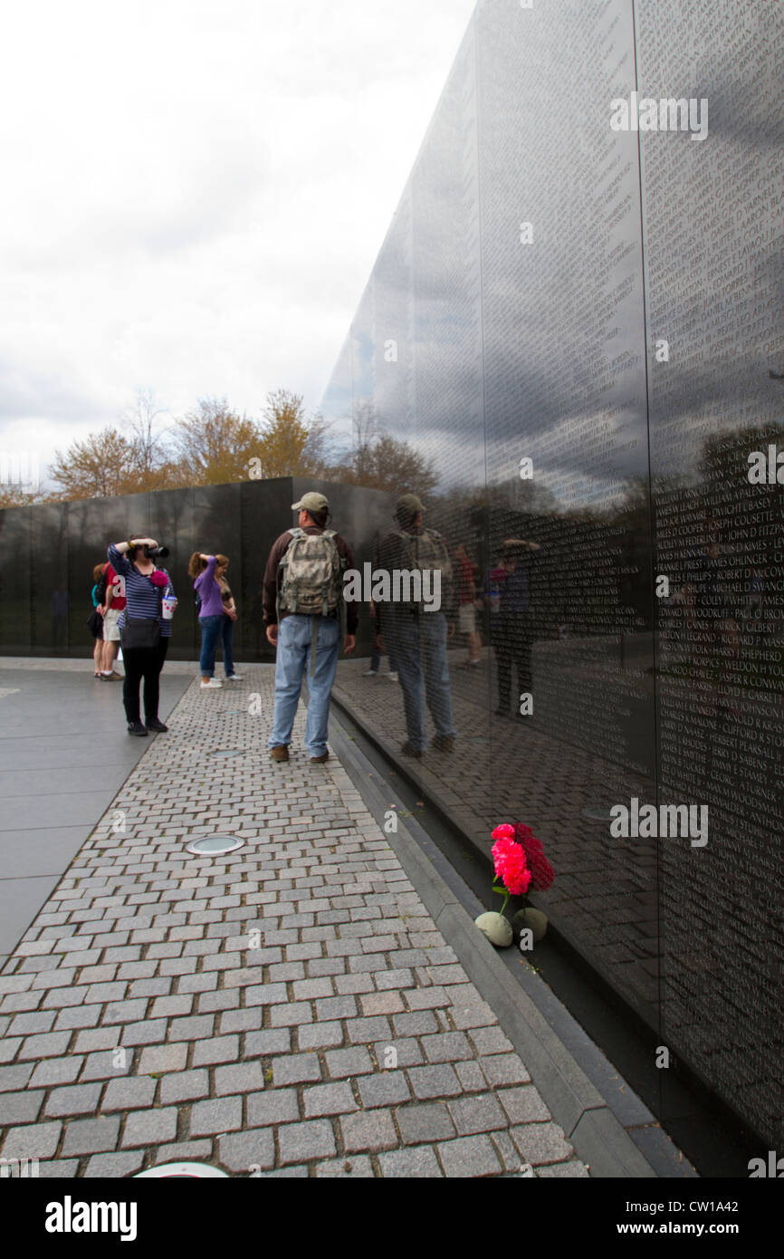 Prendre le temps de se souvenir, à l'agence Vietnam Memorial à Washington DC. Banque D'Images