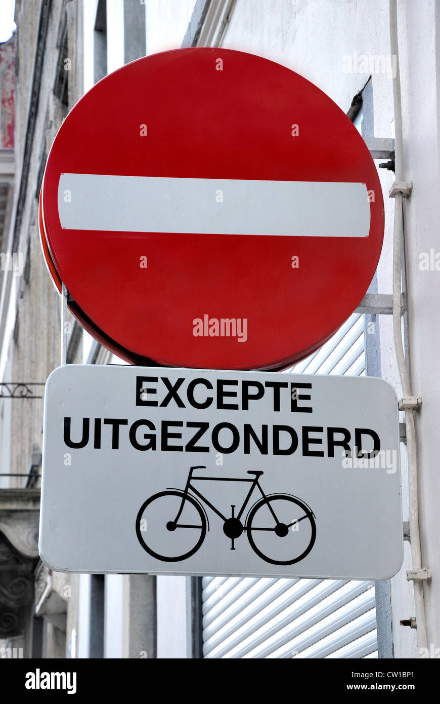 Bruxelles, Belgique. Dutch traffic sign - Pas d'entrée sauf pour les vélos Banque D'Images