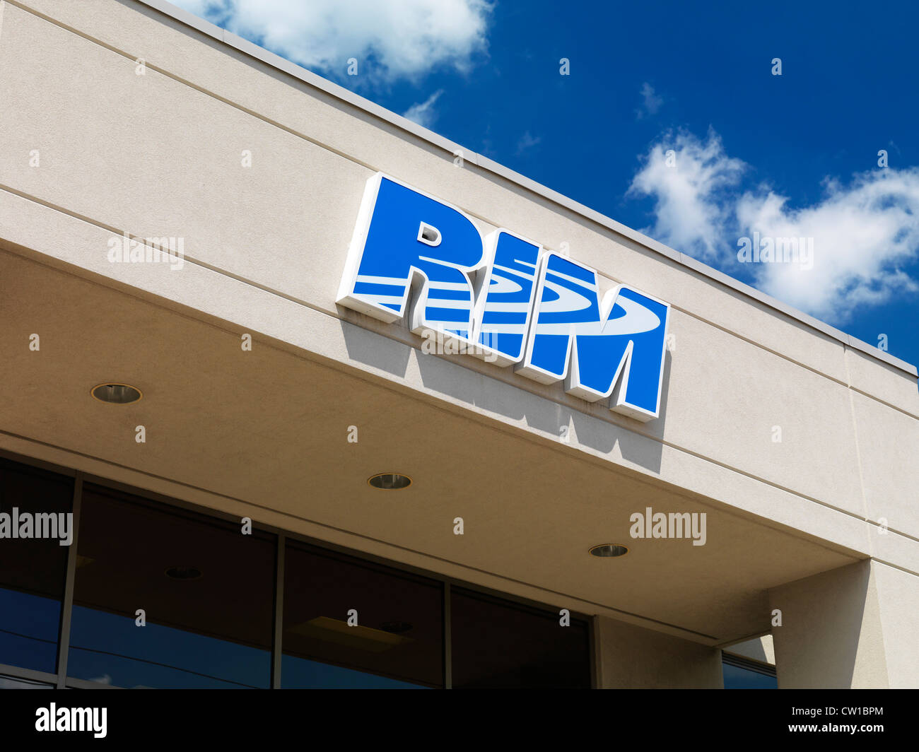 Inscrivez-RIM Research in Motion sur l'immeuble de bureaux de l'entreprise contre le ciel bleu. Waterloo, Ontario, Canada. Banque D'Images