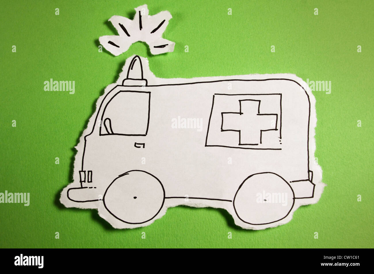 Croquis fait de l'enfant, peu de voiture d'urgence (ambulance) dessiner en noir sur blanc sur fond vert. Banque D'Images