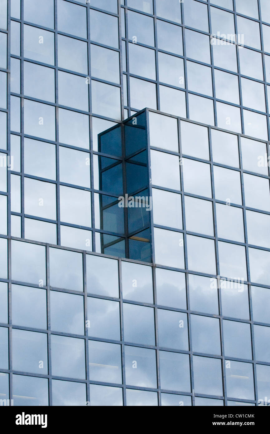 Bloc de bureau windows verre Résumé réflexions Londres Banque D'Images