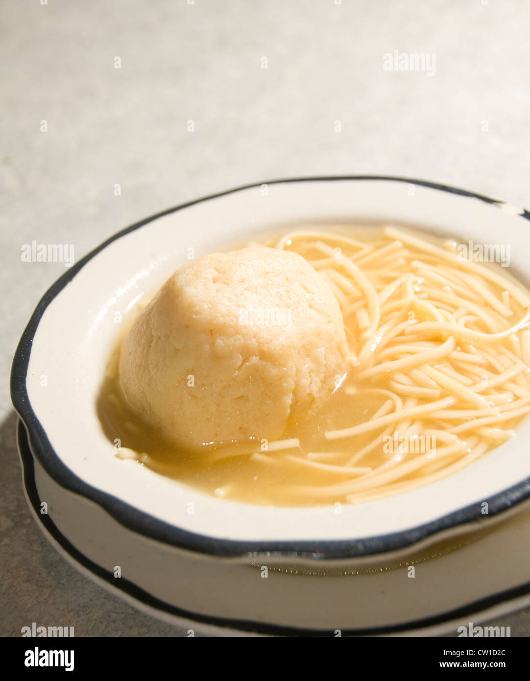 Bol de soupe matzoh matsa ball avec riz nouilles Banque D'Images