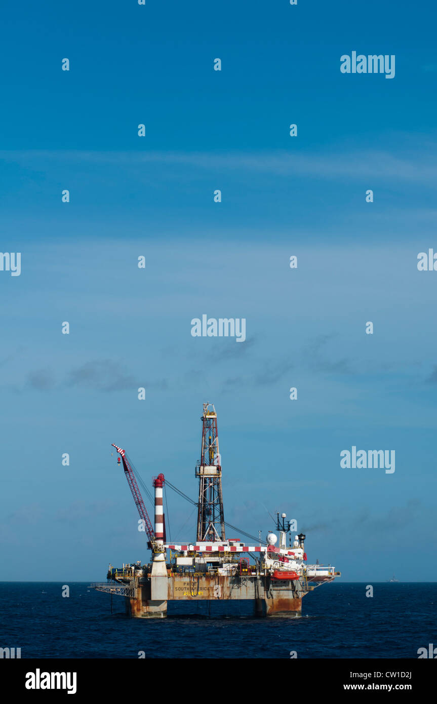 SS47 offshore oil drilling rig travaillant pour Petrobras, bassin de Campos, Rio de Janeiro. Banque D'Images