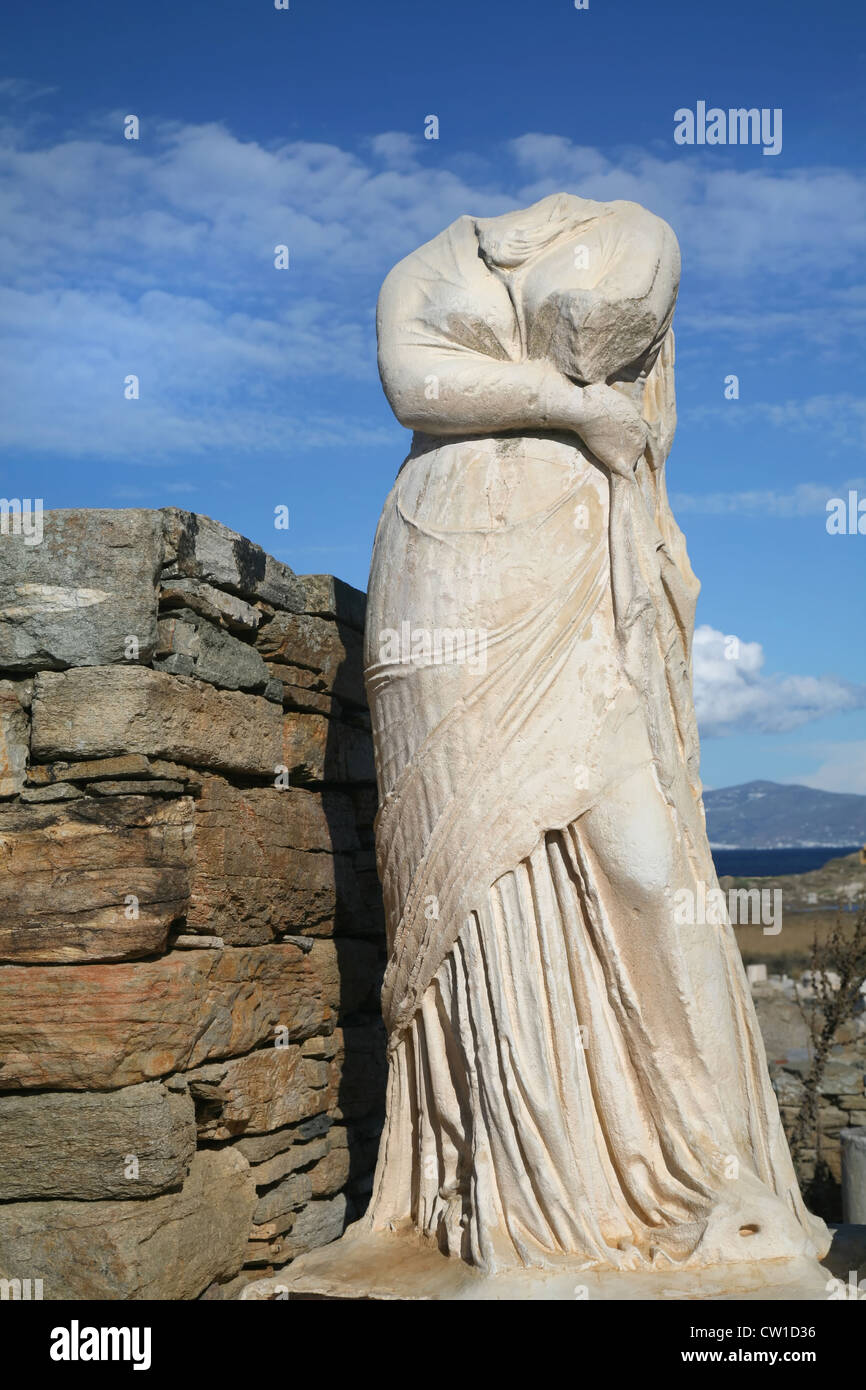 La statue sans tête de Cléopâtre dans les ruines de sa maison sur l'île grecque de Délos. Banque D'Images