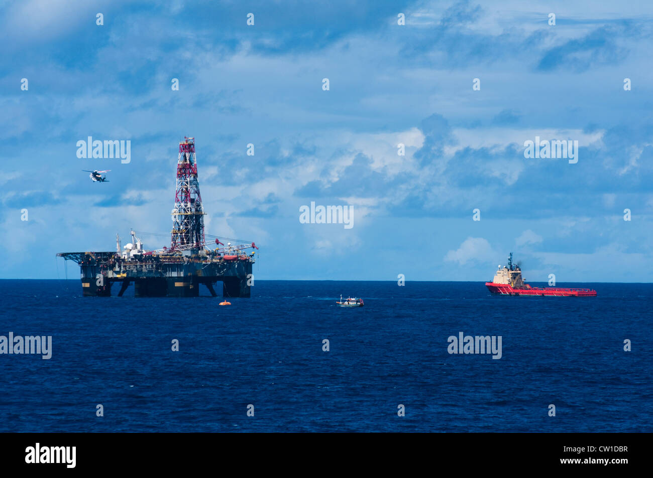 SS47 offshore oil drilling rig travaillant pour Petrobras, bassin de Campos, Rio de Janeiro. Banque D'Images