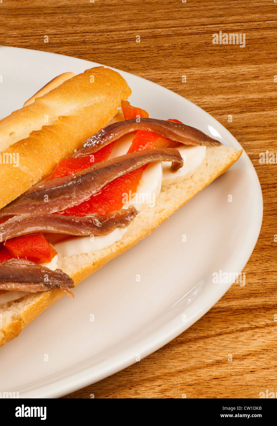 Fromage frais, anchois et des poivrons rouges, une délicieuse farce Banque D'Images