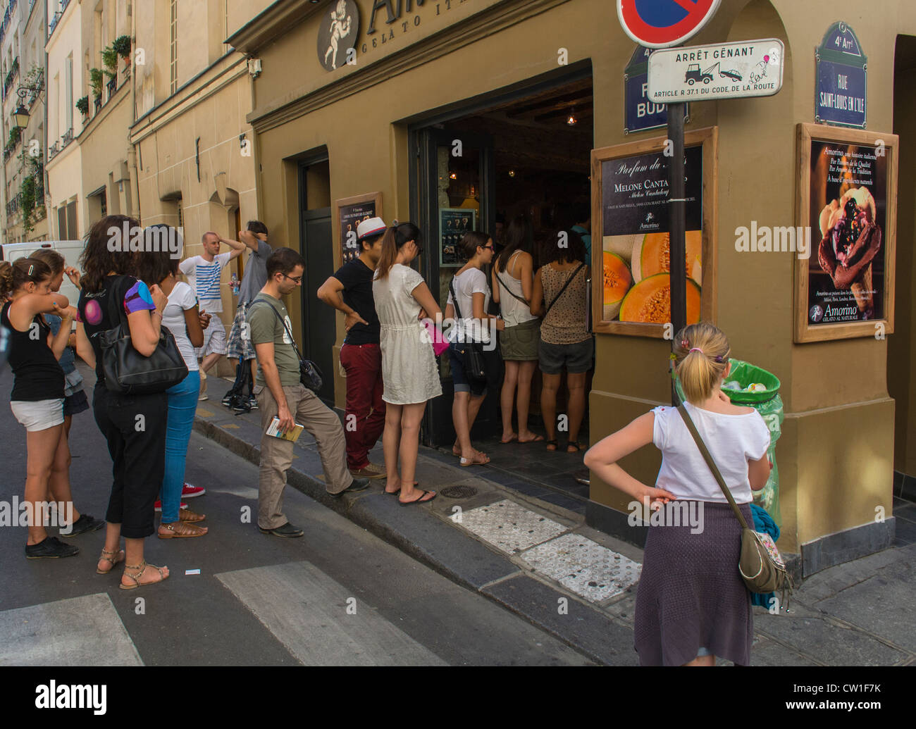 Paris, France, les touristes les adolescents Shopping, l'alignement,  d'attente, de la crème glacée italienne au magasin, Shop, 'Entrée' sur  l'Ile Saint Louis Street Photo Stock - Alamy