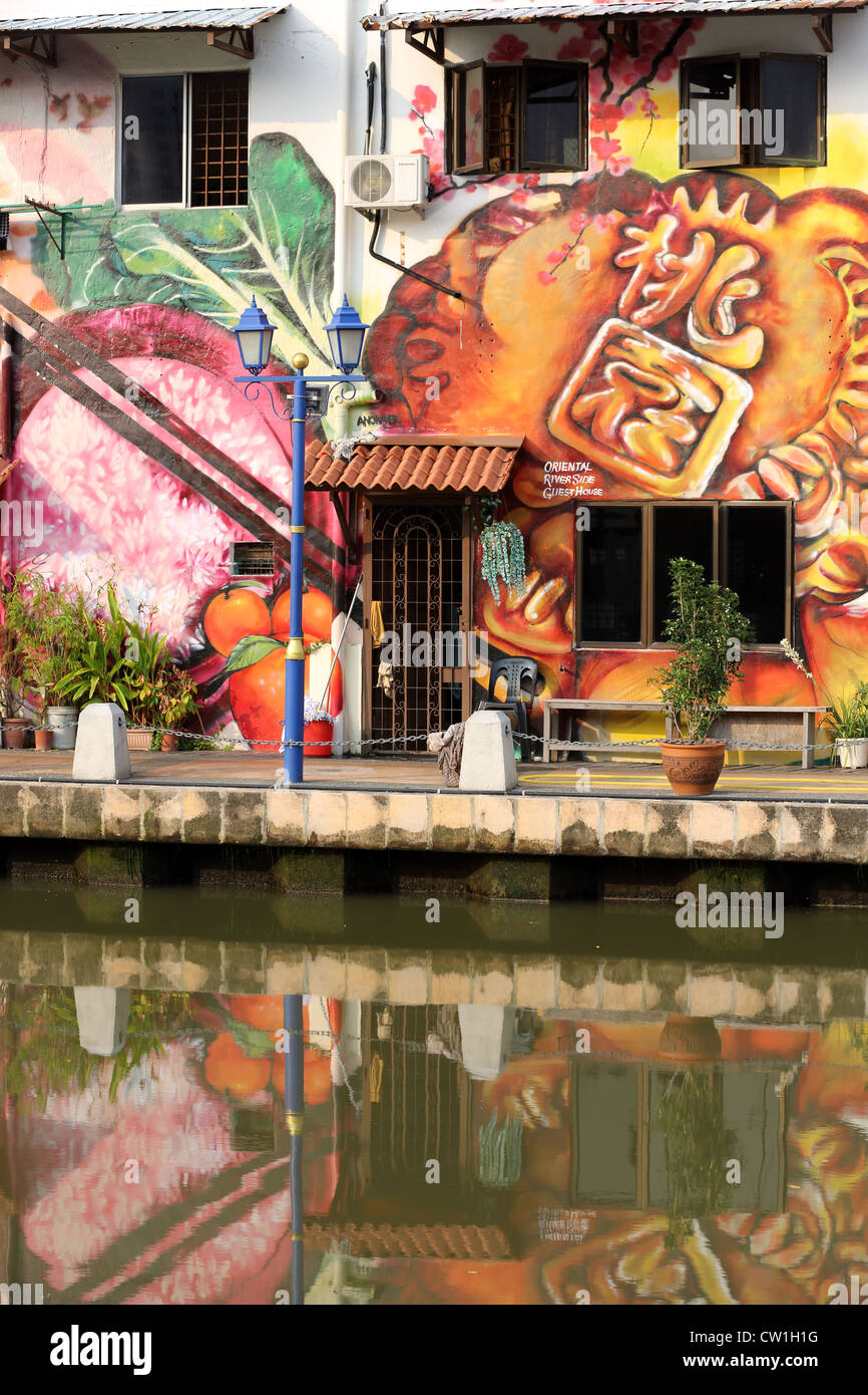 Murales colorées riverside sur la rivière Melaka en Melaka. Banque D'Images